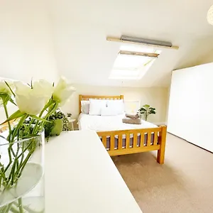  Holiday home 5 Bedroom, Sleeps 9 - Base To Explore And Beyond